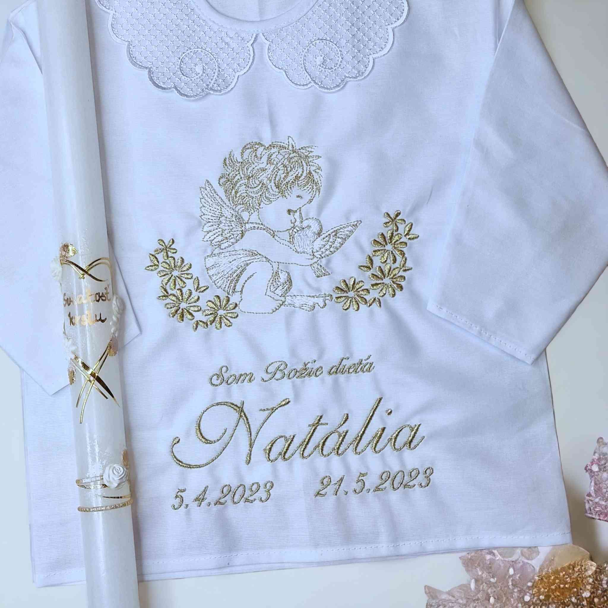 Košieľka na krst TRISTAN III. / krstová košieľka s anjelikom a holubicou - bohaté vyšívanie